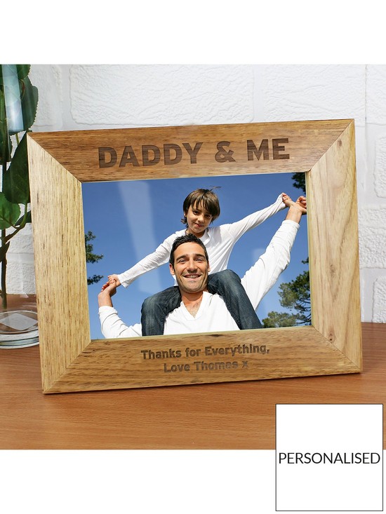 stillFront image of the-personalised-memento-company-personalised-daddy-amp-me-wooden-photo-frame