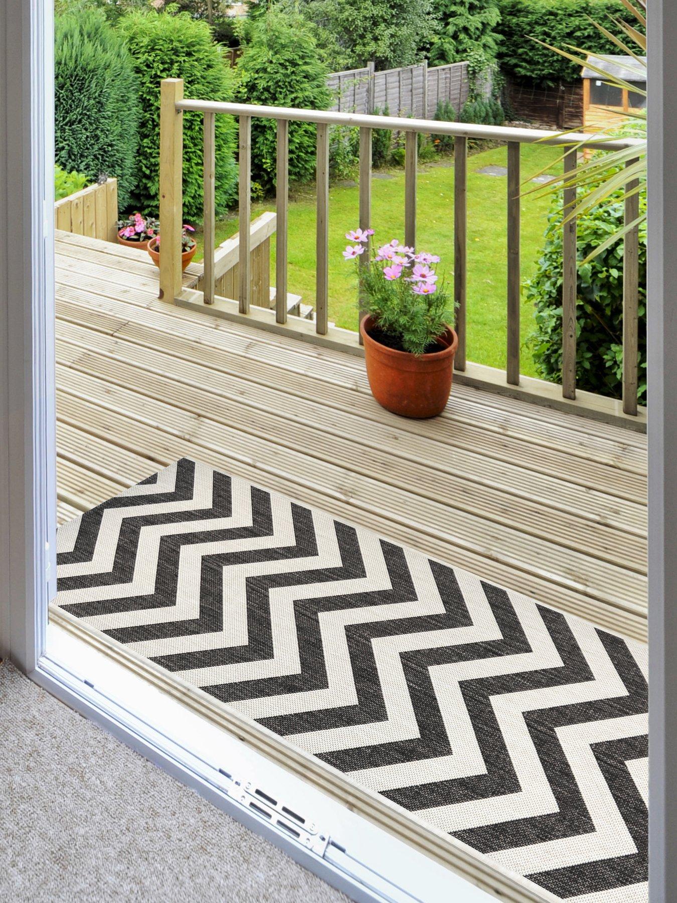 Image 3 of 5 of The Very Collection Chevron Indoor/Outdoor Flatweave Runner - Black/White