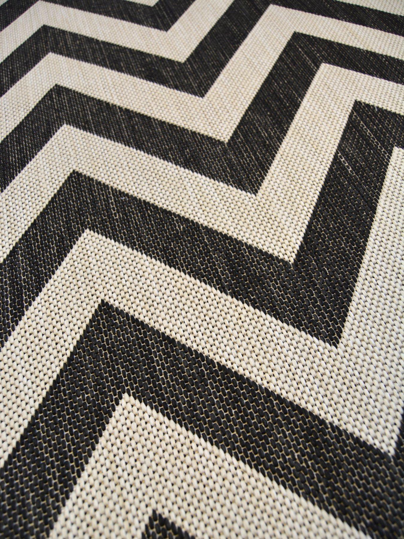 Image 4 of 5 of The Very Collection Chevron Indoor/Outdoor Flatweave Runner - Black/White