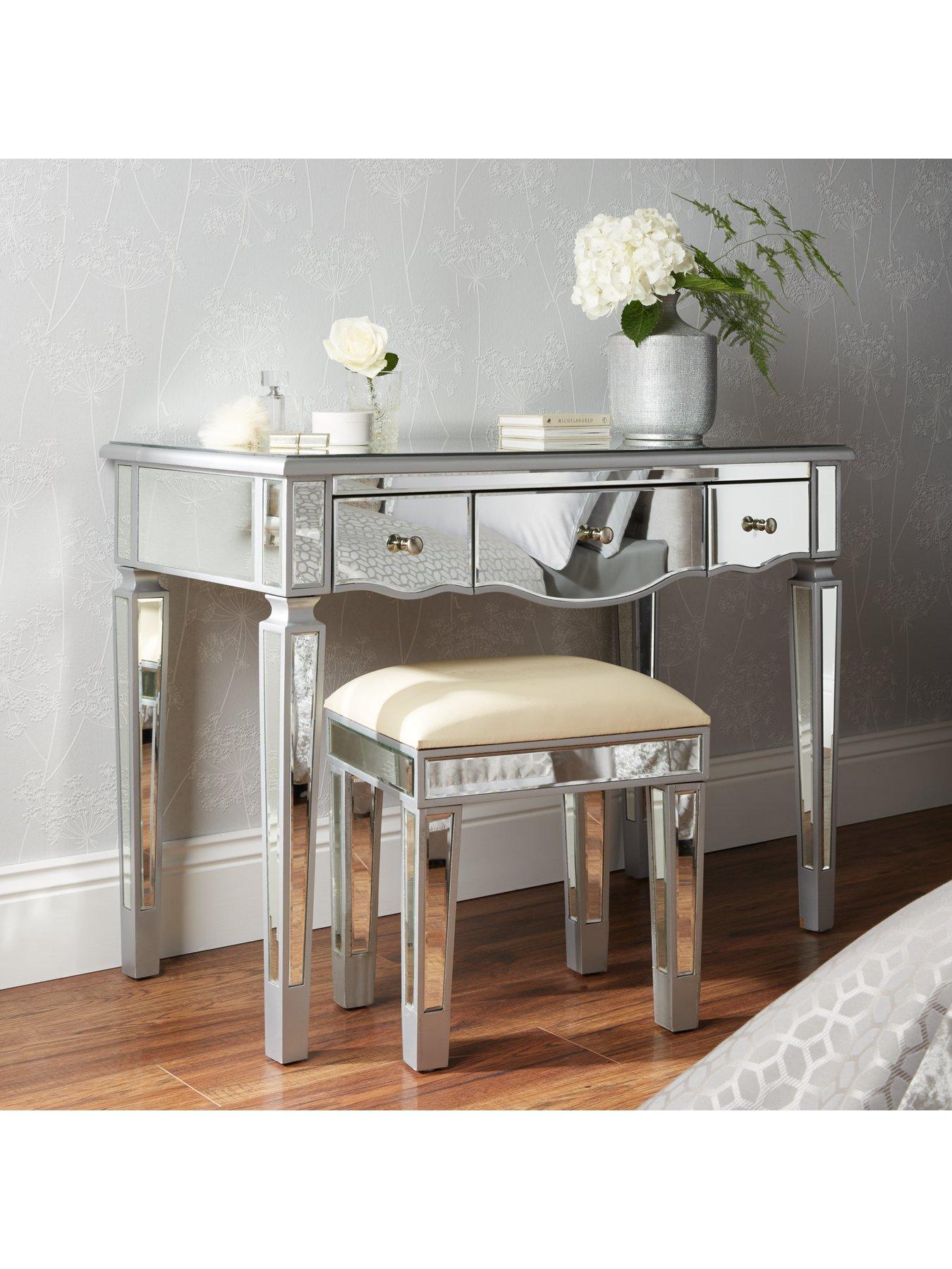 mirrored dressing table next