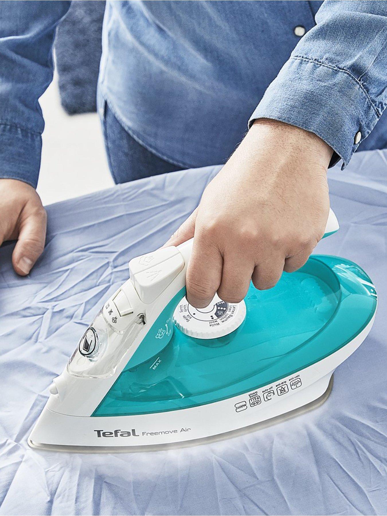 Image 4 of 7 of Tefal Cordless Steam Iron 250ml water tank, FV6520