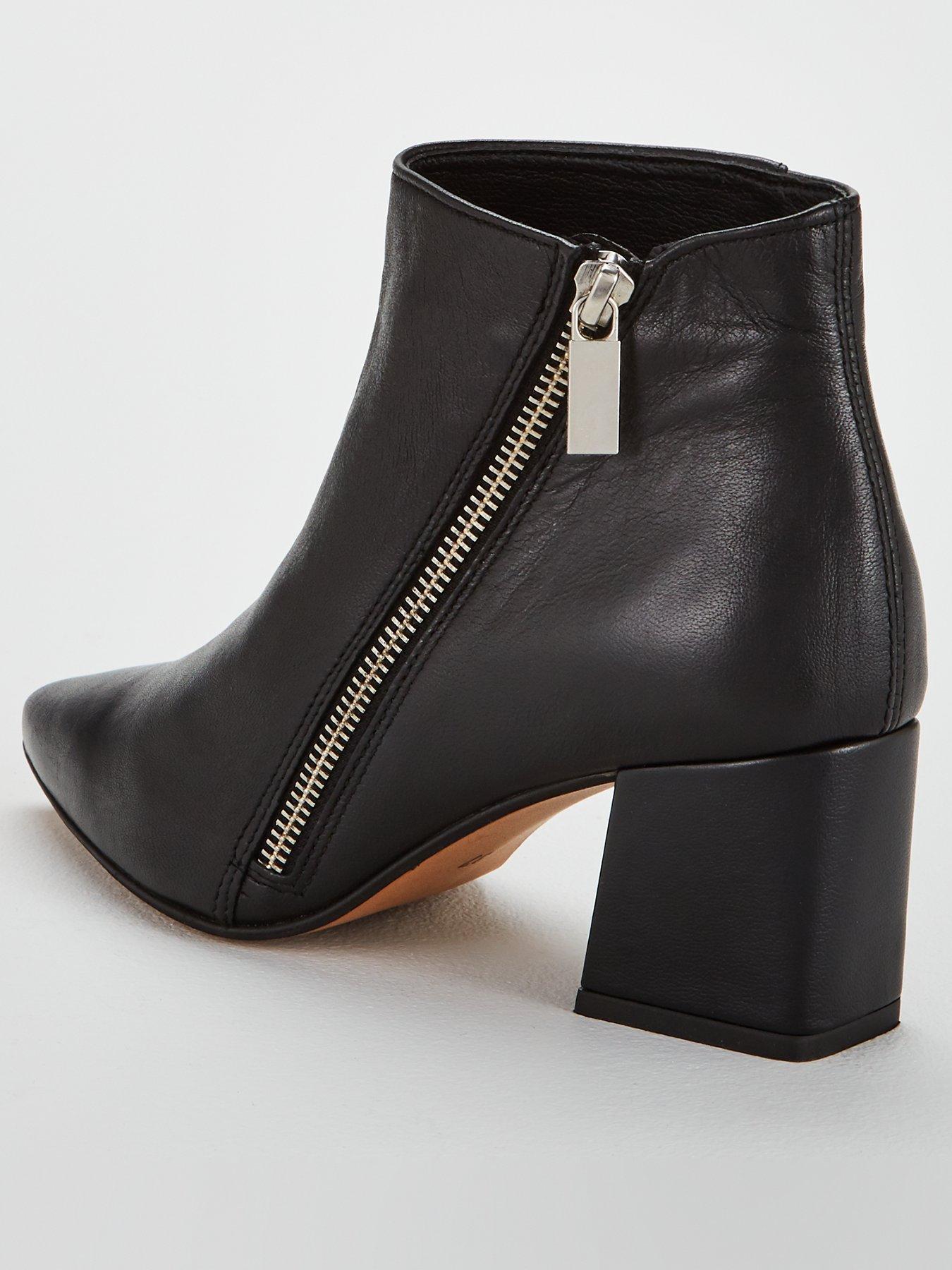carvela signet boot