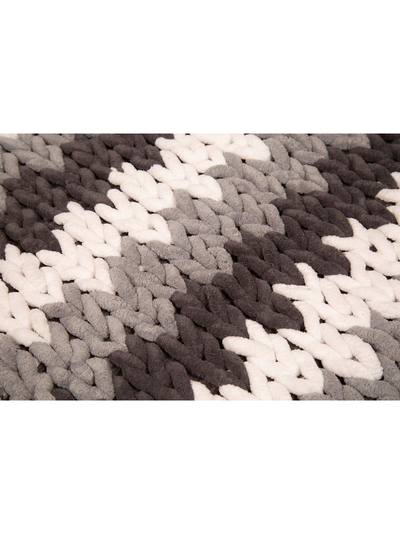 grey patterned bath mat