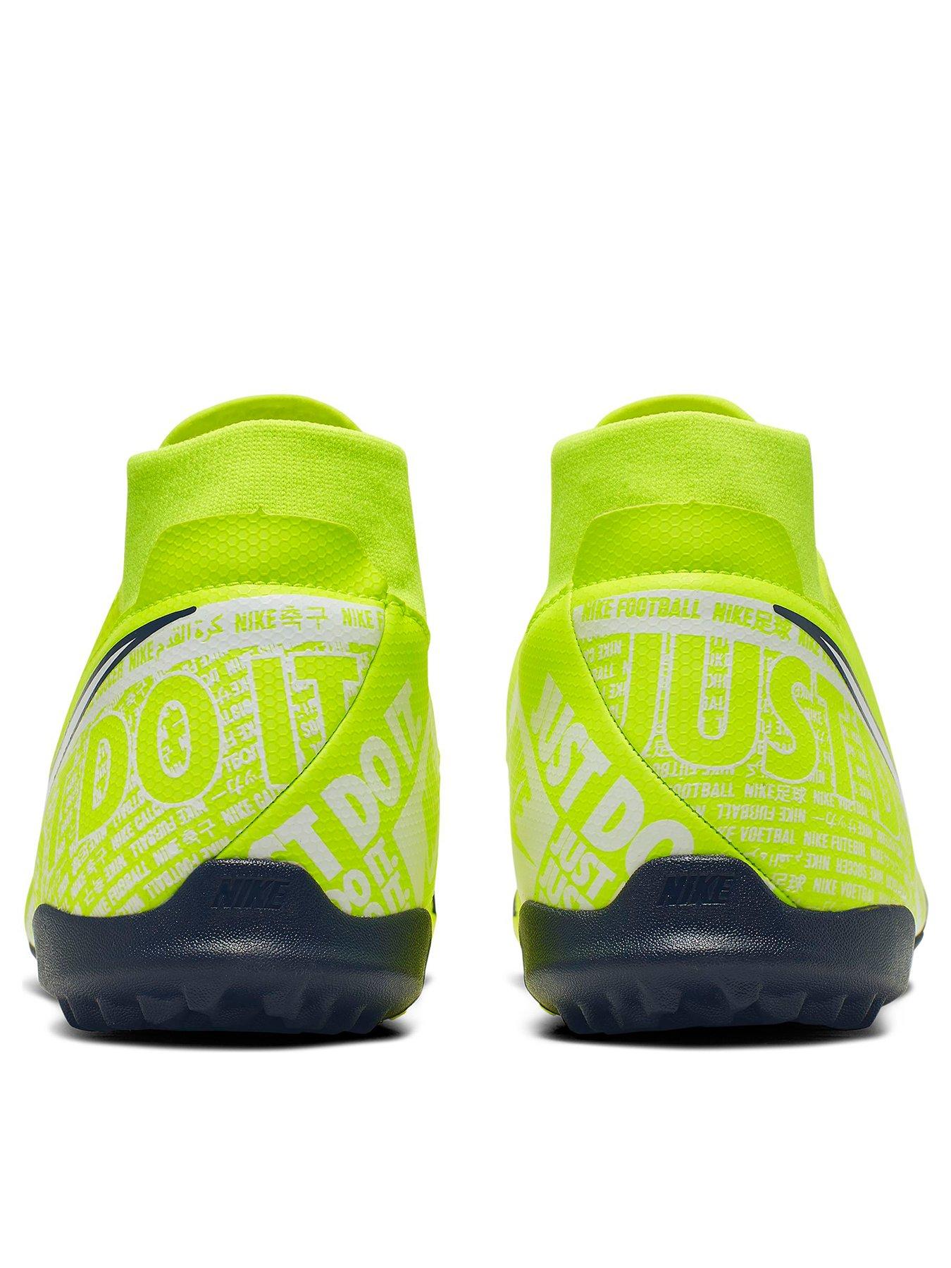 The Nike Phantom Vision Academy MG takes another picture butler Axpona.