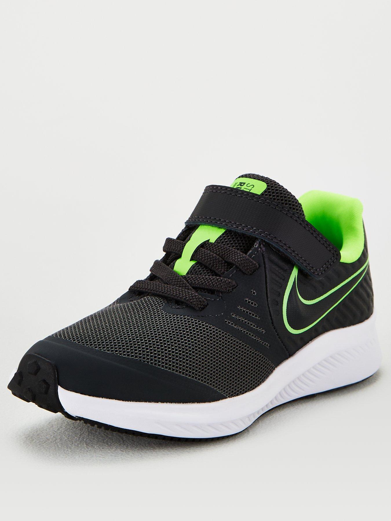 boys green nike trainers