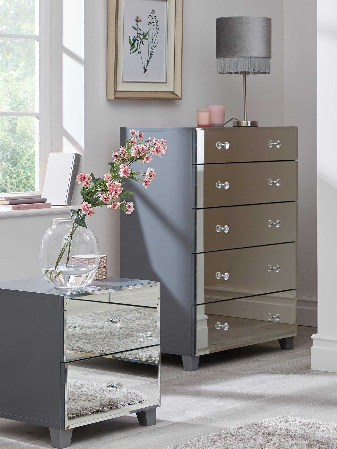 Chest of drawers store at home