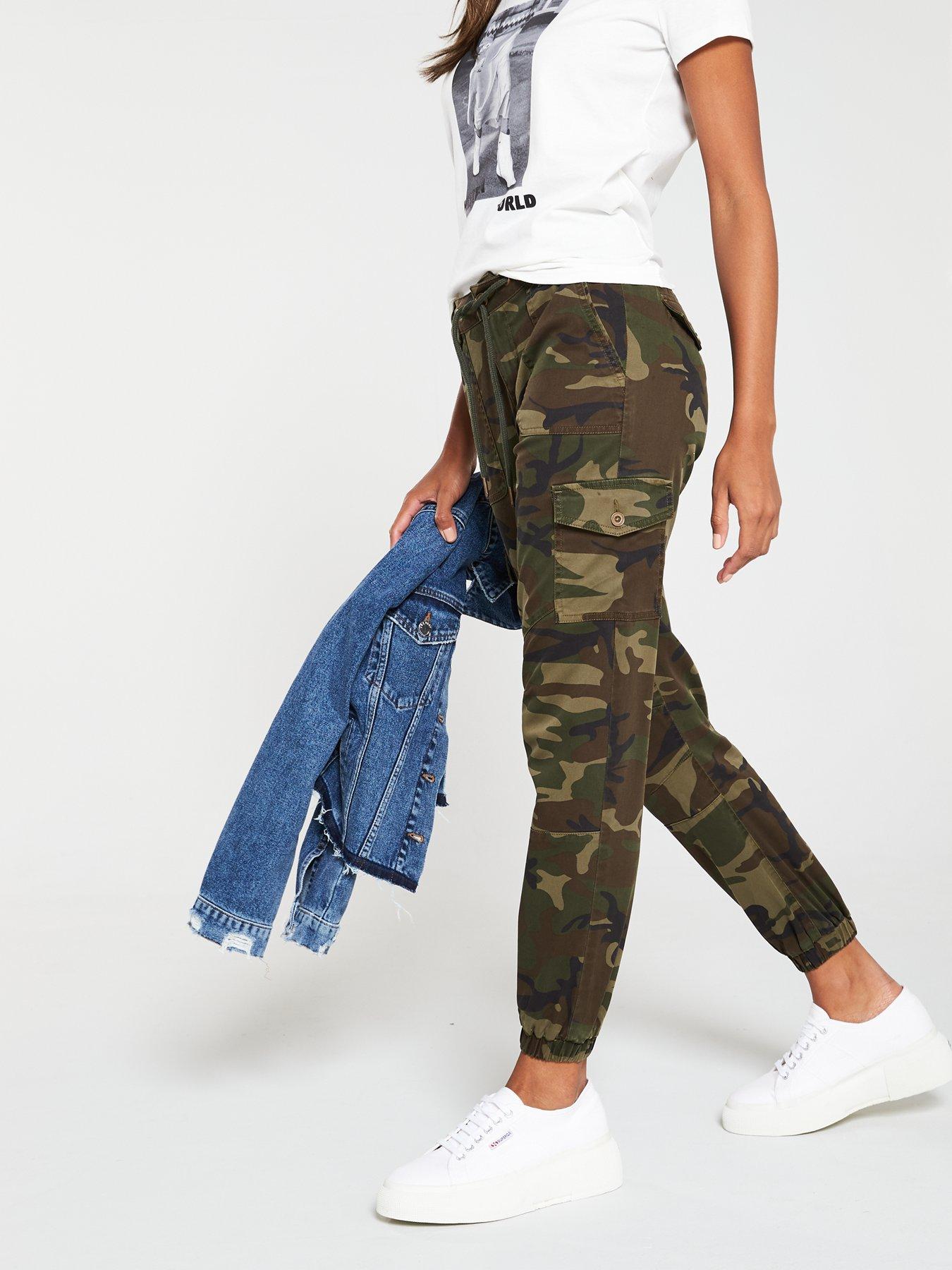 Girls Letter Graphic Tee & Buckle Flap Pocket Cargo Pants