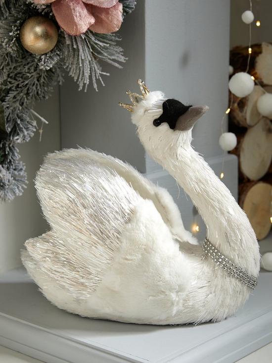 front image of white-swan-room-decoration
