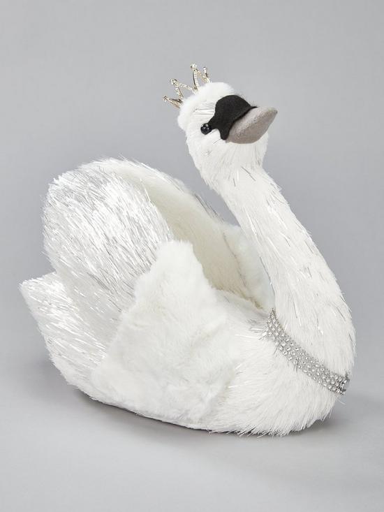 stillFront image of white-swan-room-decoration