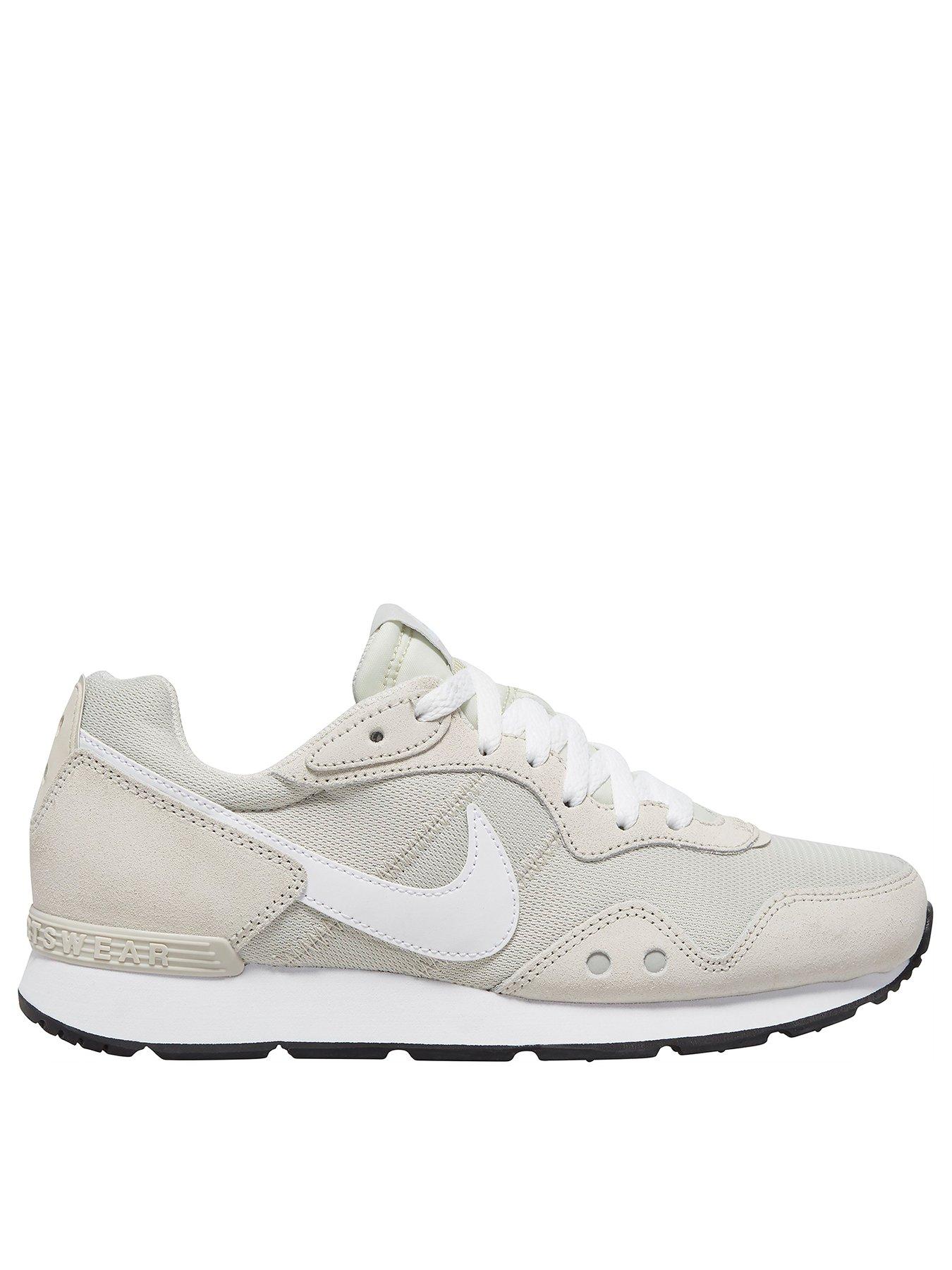 nike runner beige