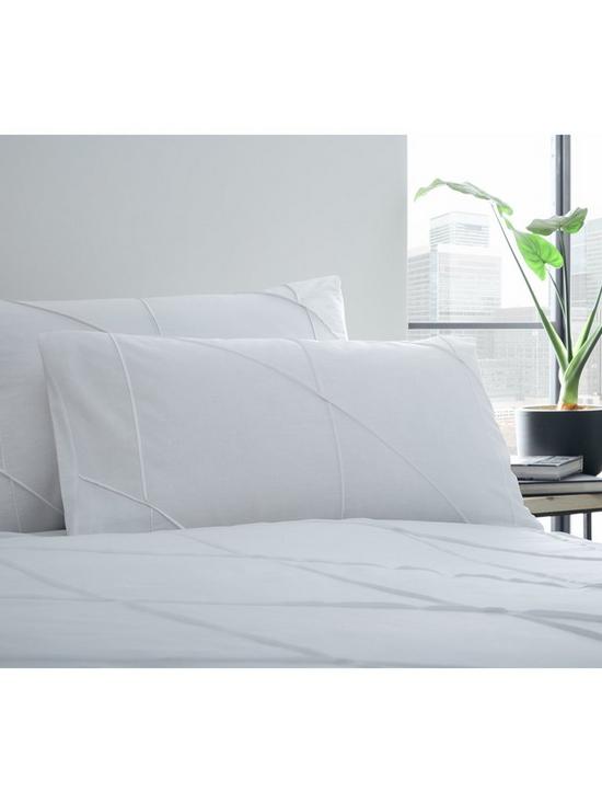 back image of serene-pdart-duvet-cover-set-in-whitep