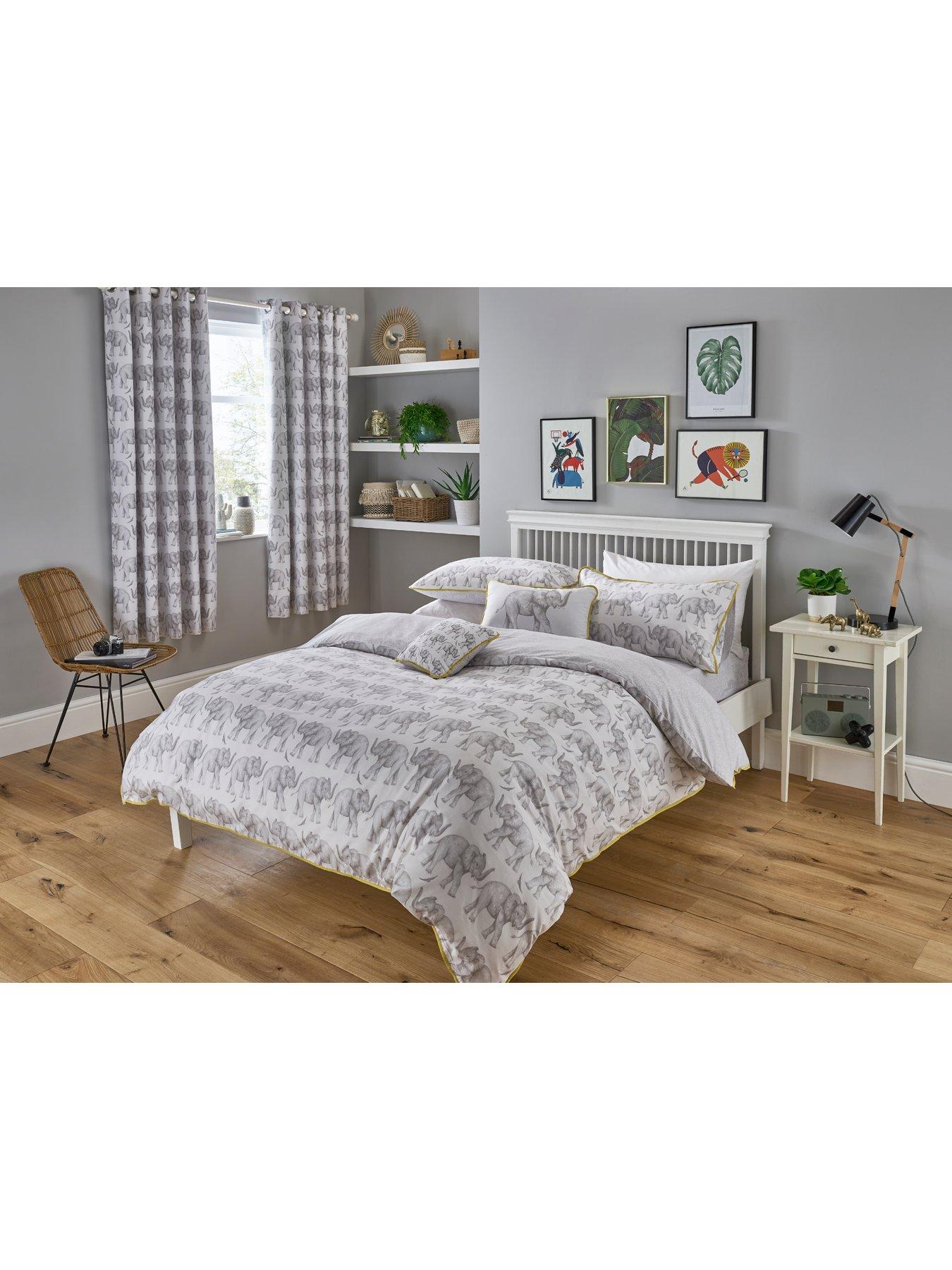 Sam Faiers Little Knightleys Sam Faiers Elephant Trail Blackout