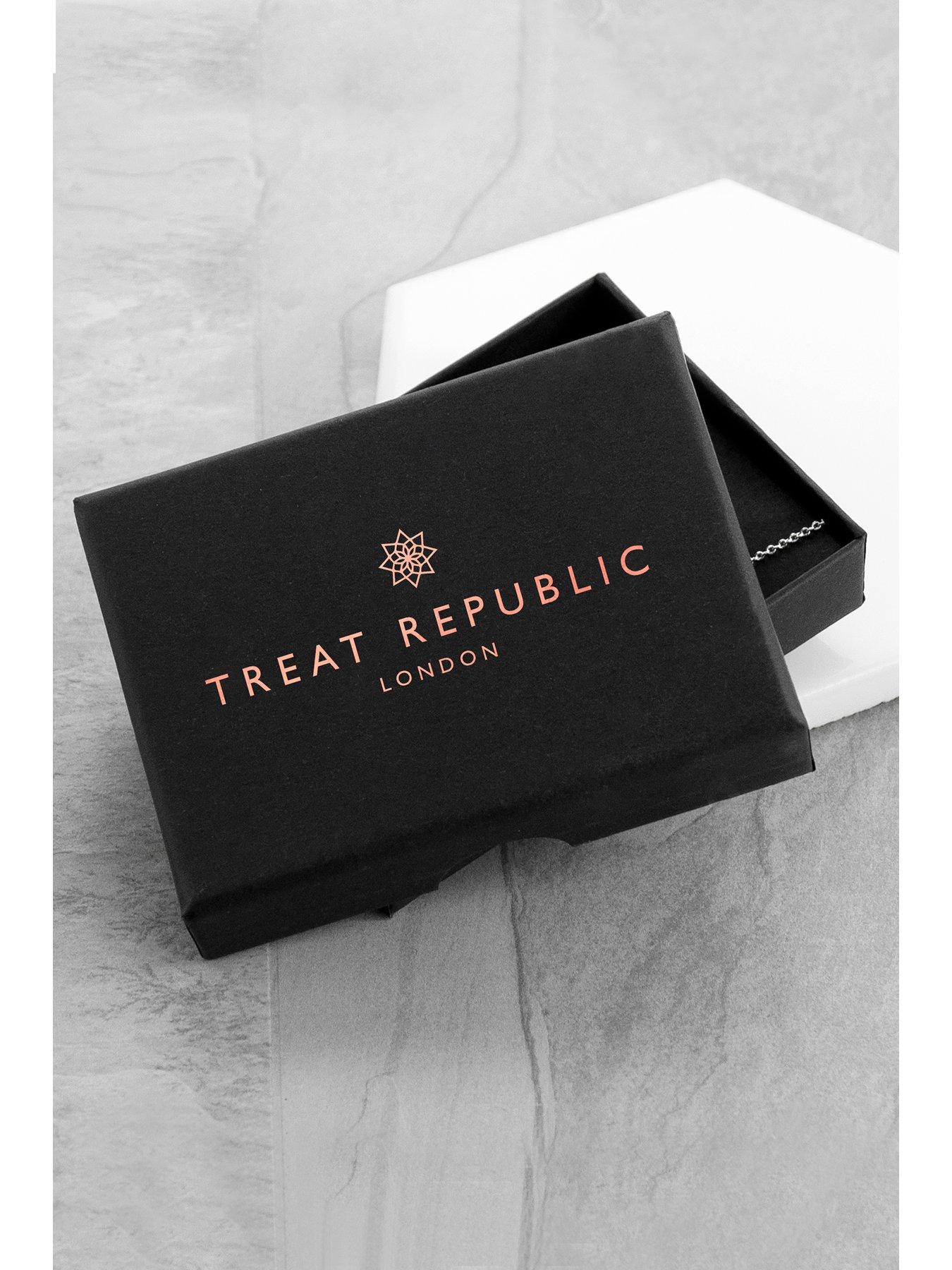Image 3 of 3 of Treat Republic Personalised Horizontal Bar Necklace