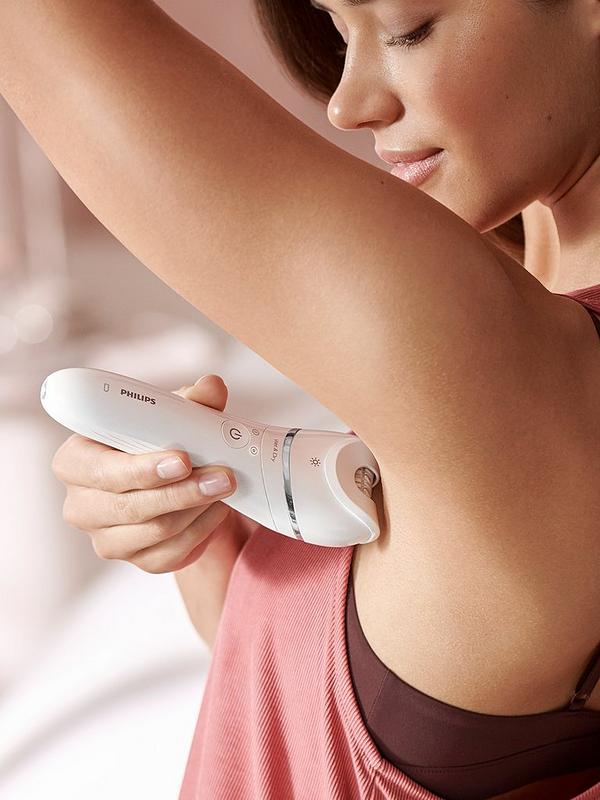 Image 4 of 5 of Philips Epilator Series 8000 Wet &amp; Dry Cordless Epilator with 5 accessories BRE710/01