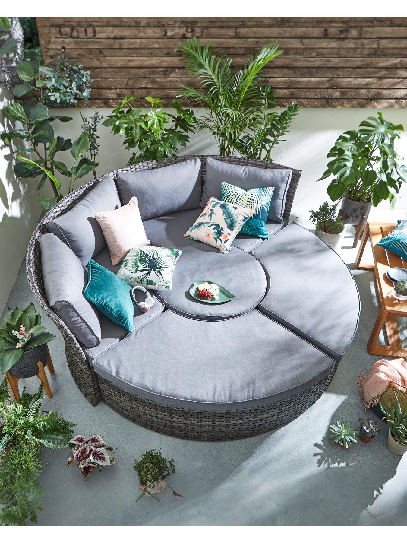 Round deals sofa outdoor