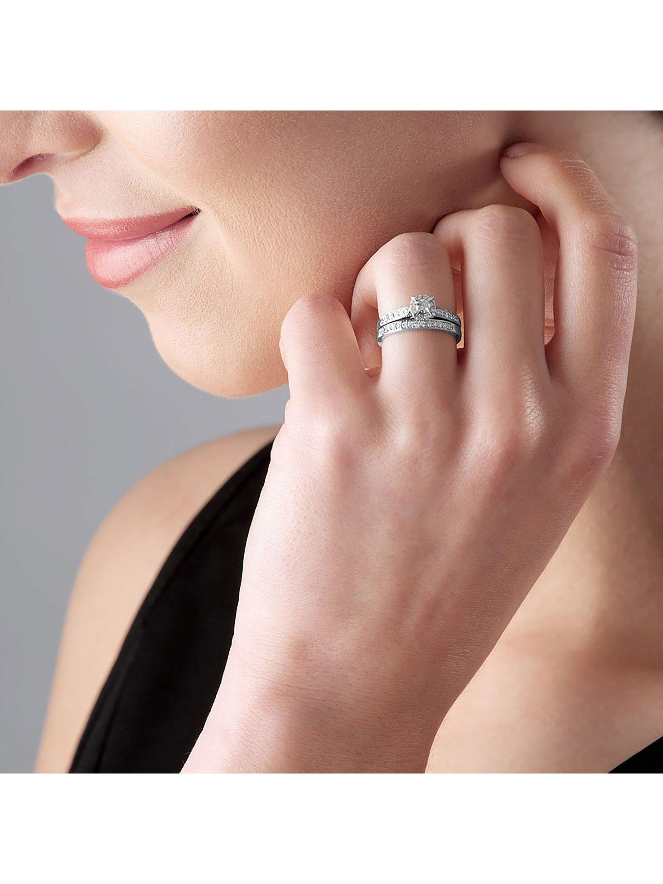 18ct White Gold Diamond Halo Ring Bridal Set