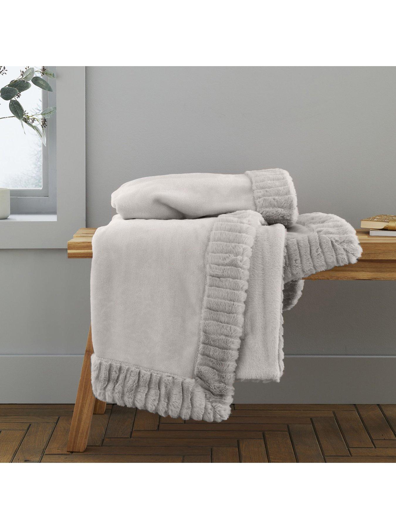 Catherine Lansfield Velvet  &  Faux Fur Throw - Blush