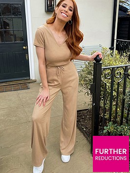 in-the-style-in-the-style-xnbspstacey-solomonnbspv-neck-ribbed-jumpsuit-tan