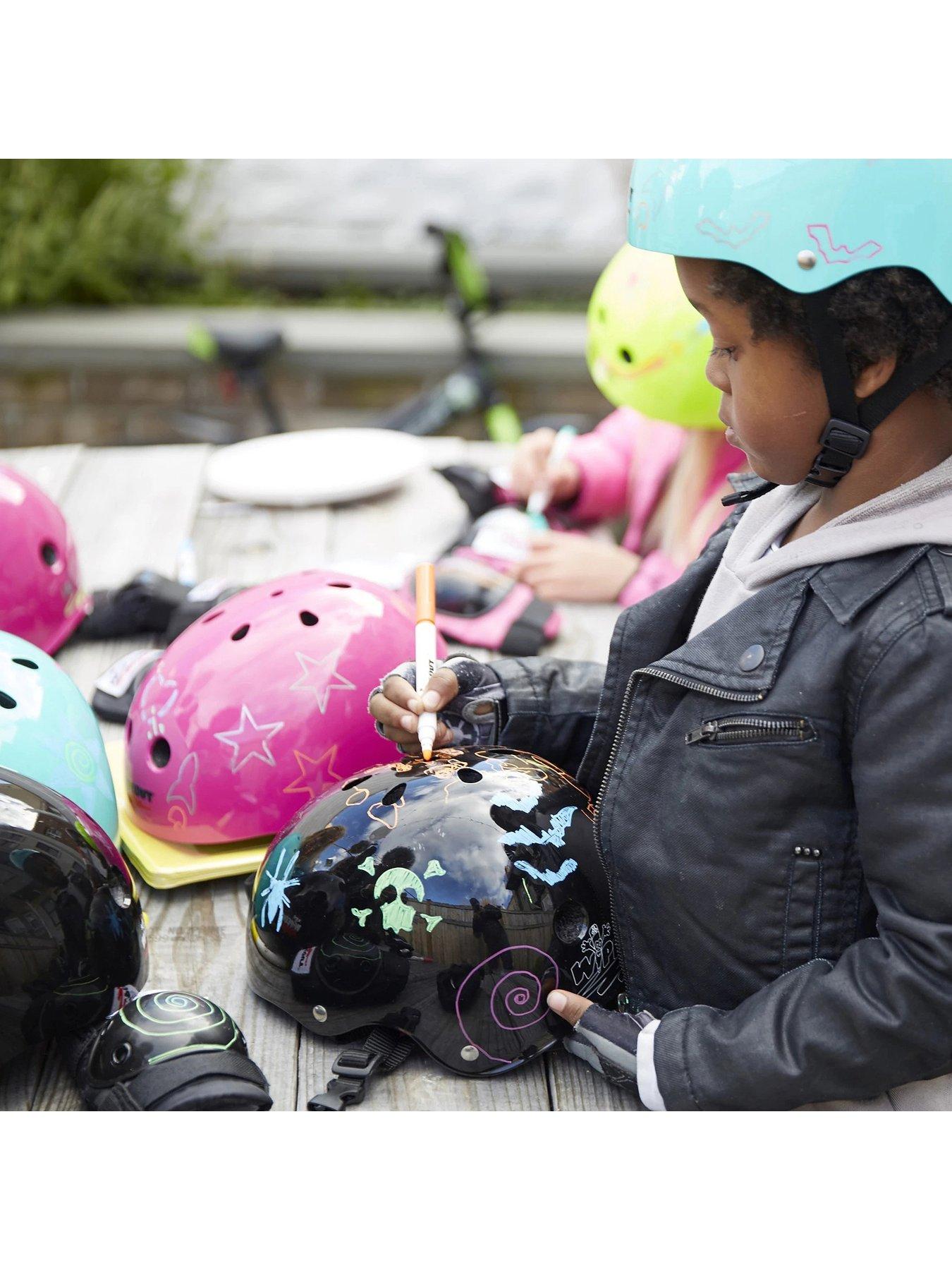 Wipeout kids helmet hotsell