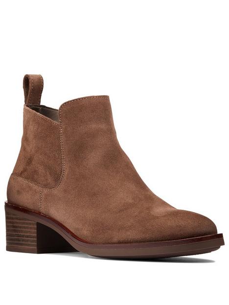 clarks-wide-fit-memi-zip-chelsea-ankle-boot-taupe