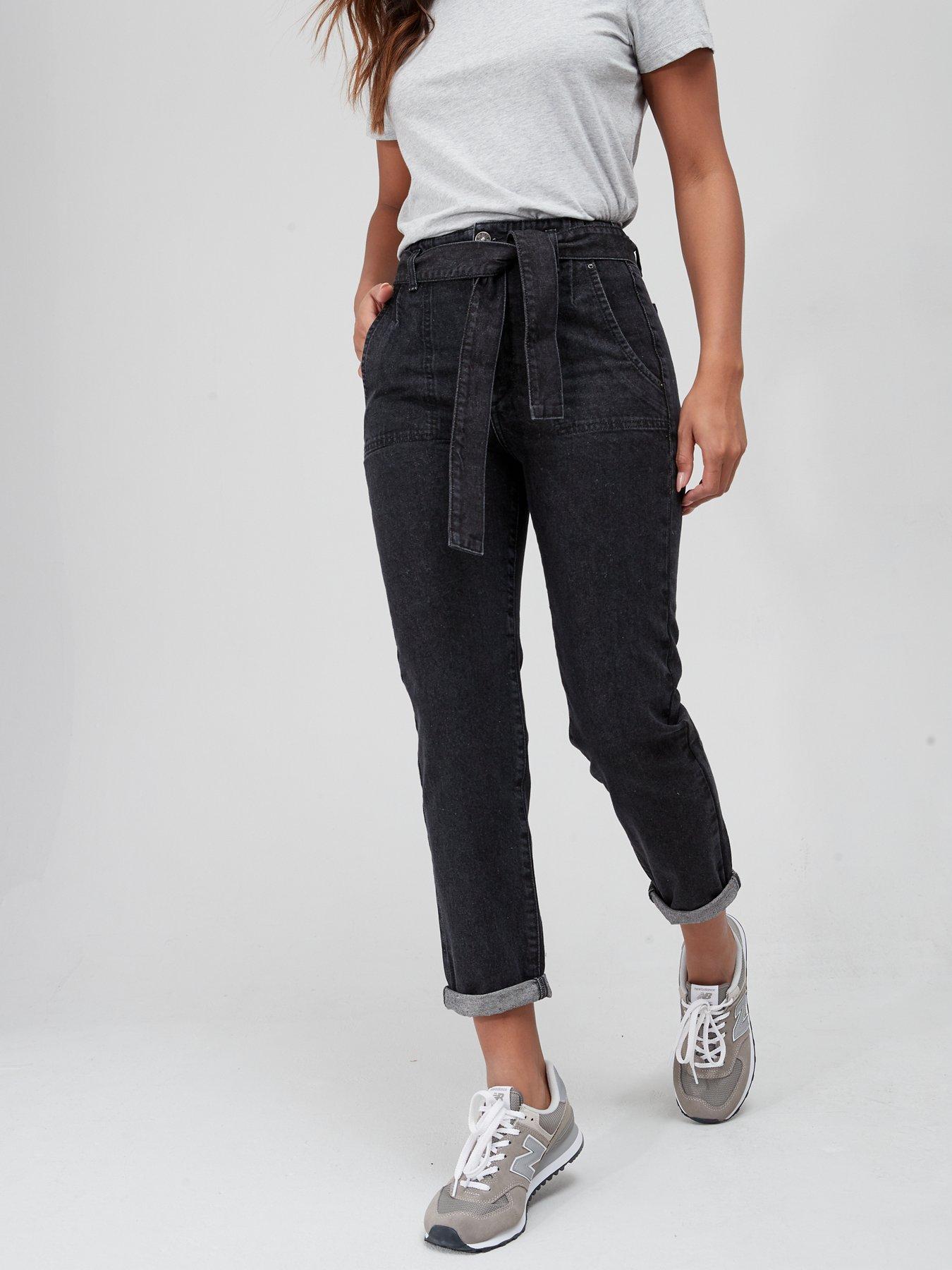 outfits to wear with black mom jeans