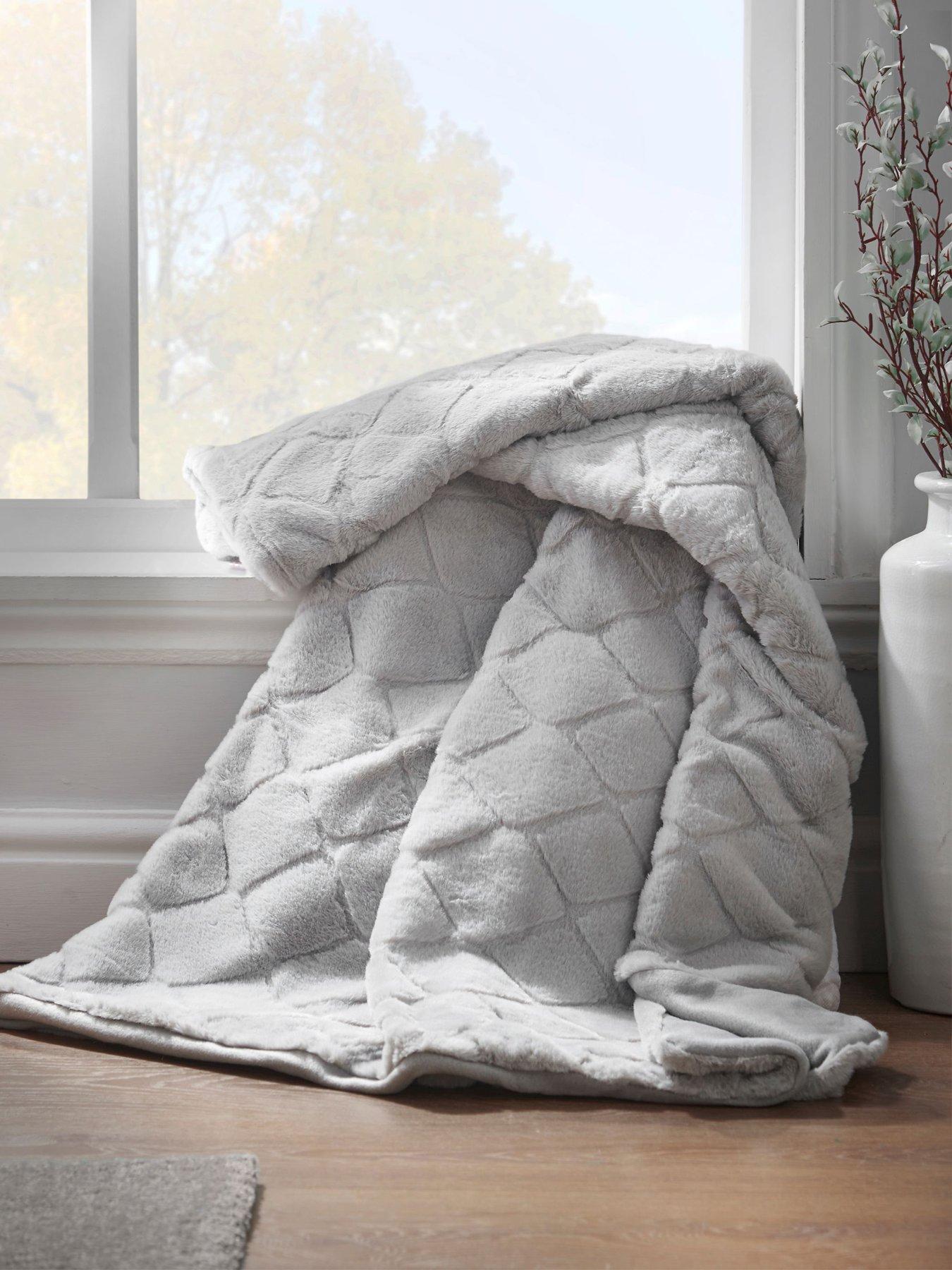 Product photograph of Catherine Lansfield Cosy Diamond Throw - Blush from very.co.uk