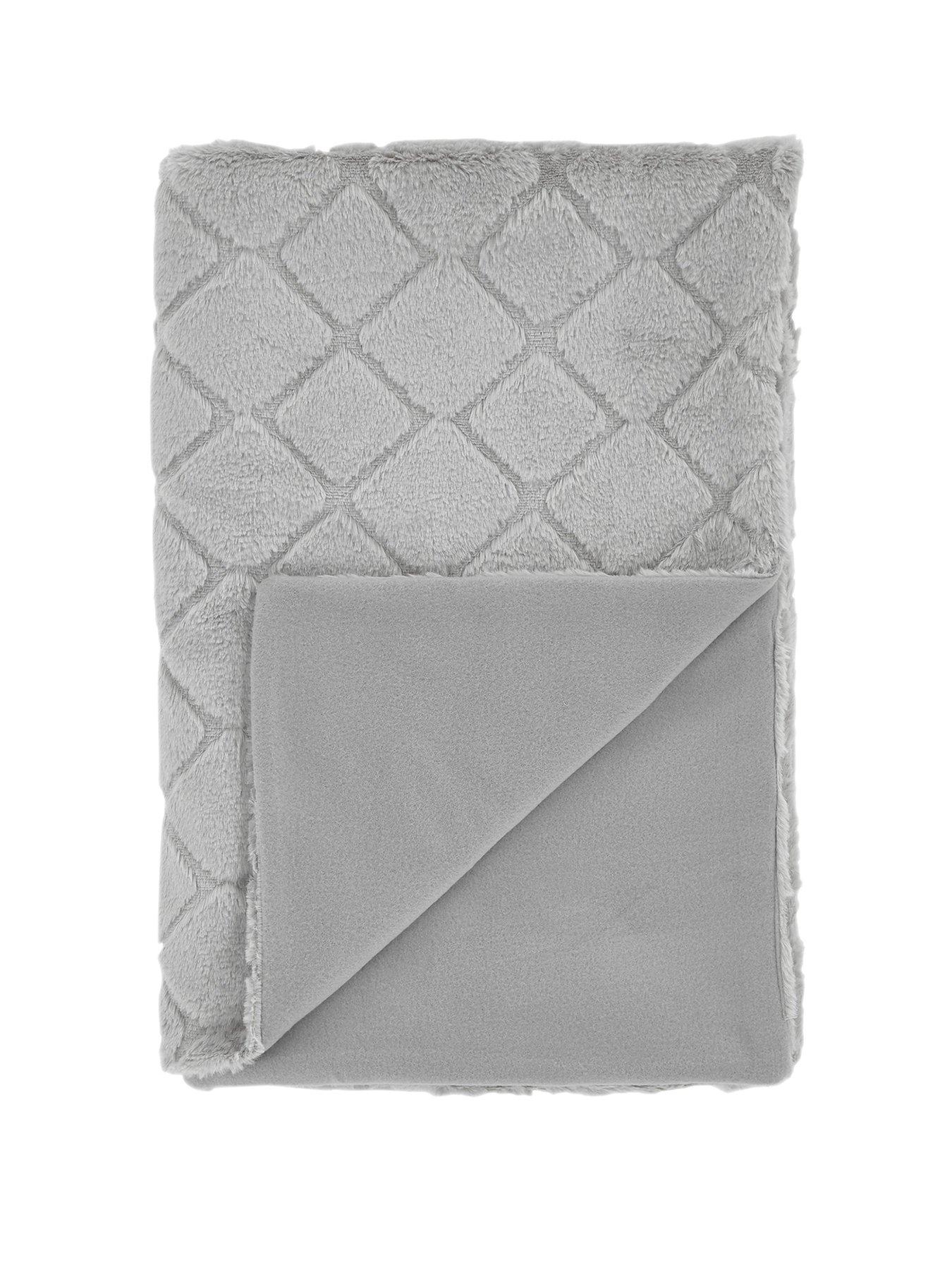 Image 2 of 4 of Catherine Lansfield Cosy Diamond Throw - Blush
