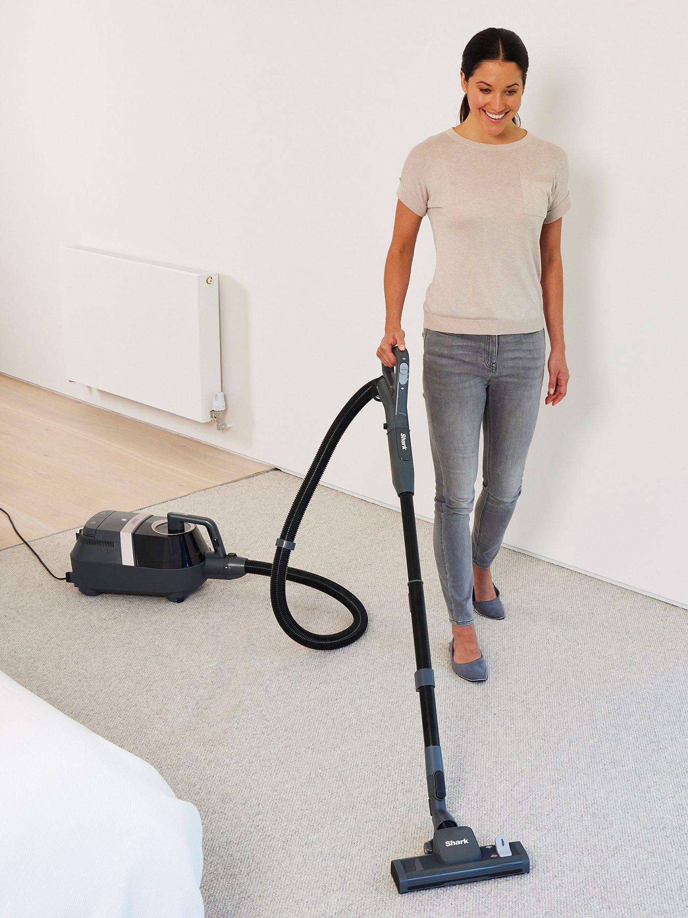 Shark Bagless Cylinder Vacuum Cleaner with Dynamic Technology, Pet Model CV100UKT very.co.uk