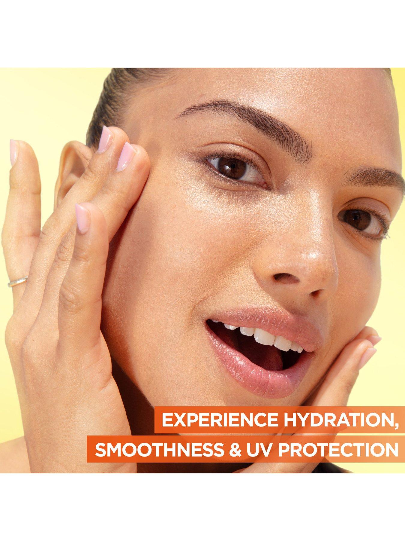 Image 4 of 7 of Garnier 2-in-1 Formula With 20% Vitamin C Serum and SPF 25 Moisturiser