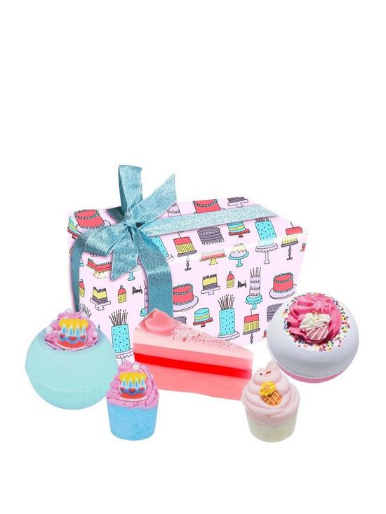 front image of bomb-cosmetics-happy-birthday-bath-bomb-gift-set