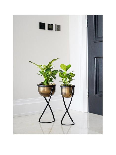 ivyline-kensington-brass-metal-planter-on-stand