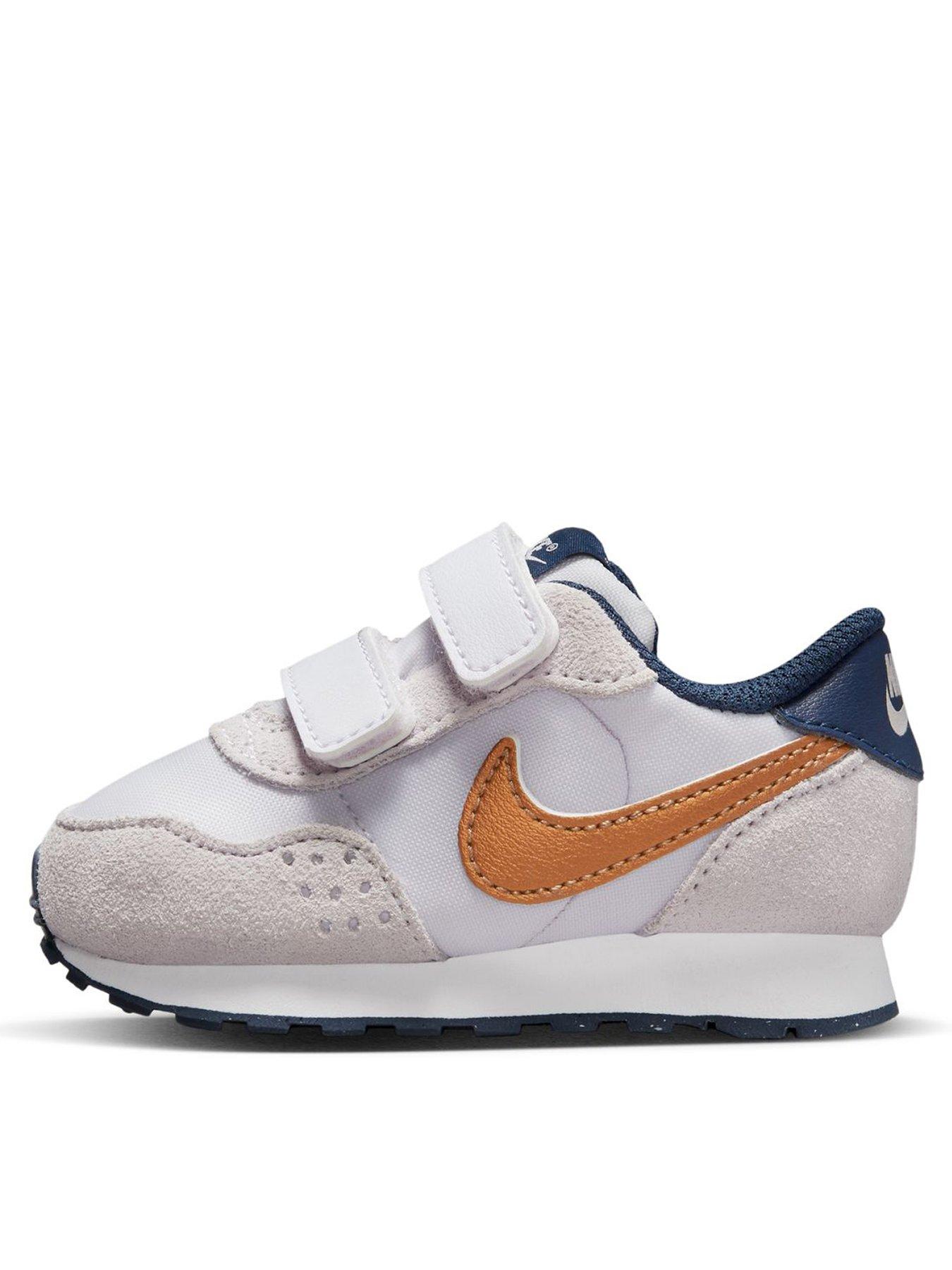 Girls navy best sale nike trainers