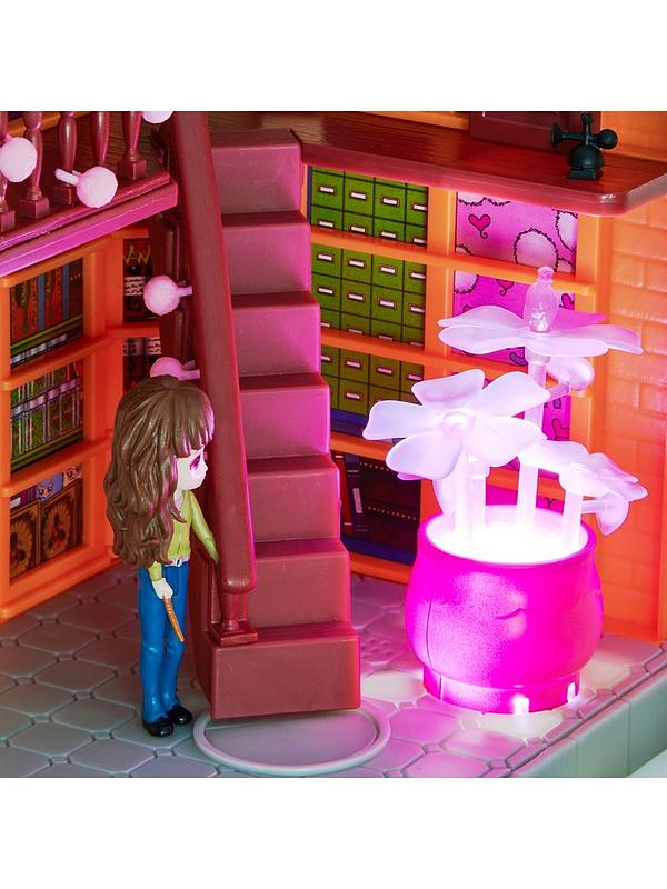 Image 6 of 7 of Harry Potter Small Doll Diagon Alley Playset (Hermione And Fred)