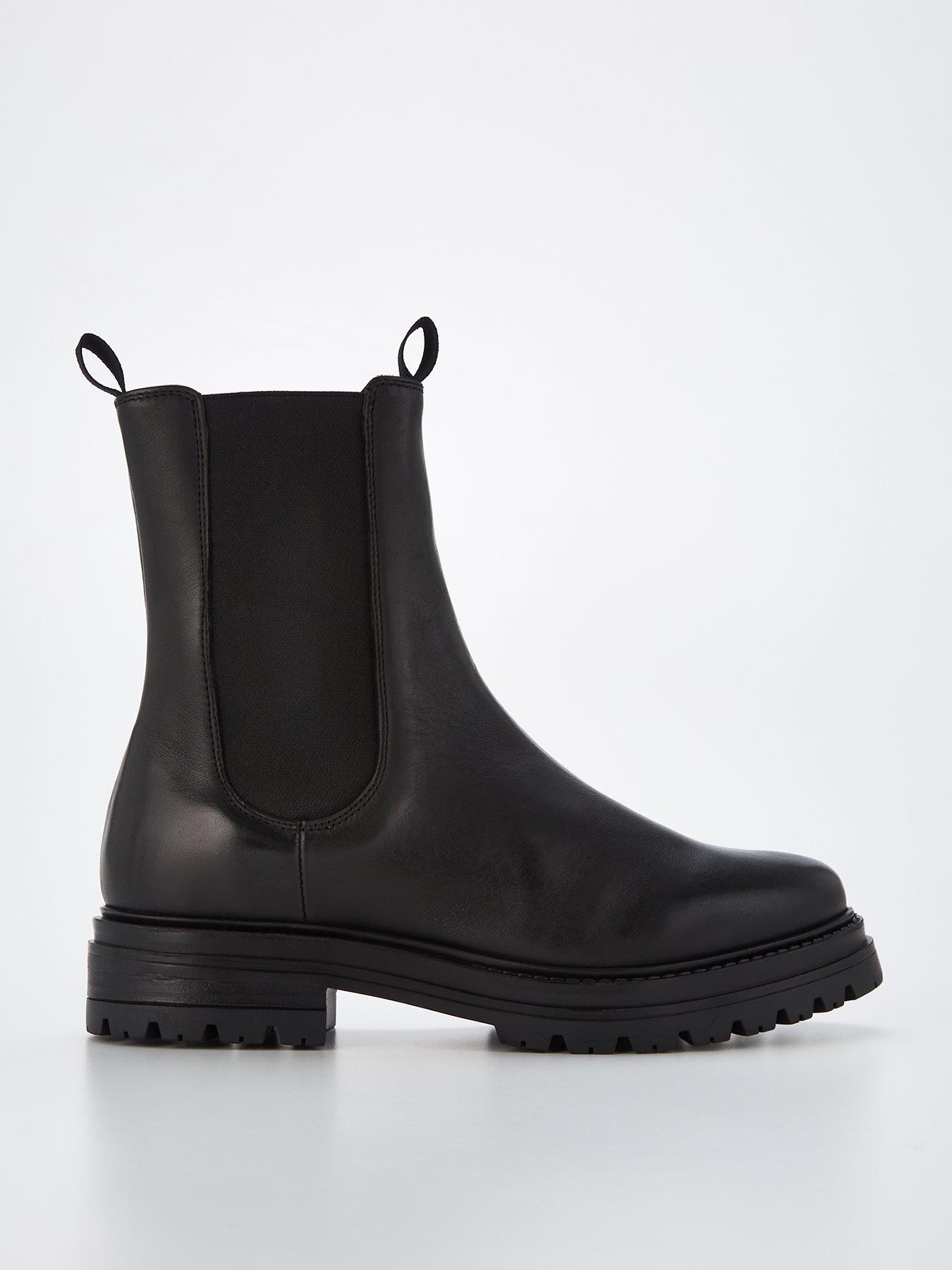 Black pull on outlet boots