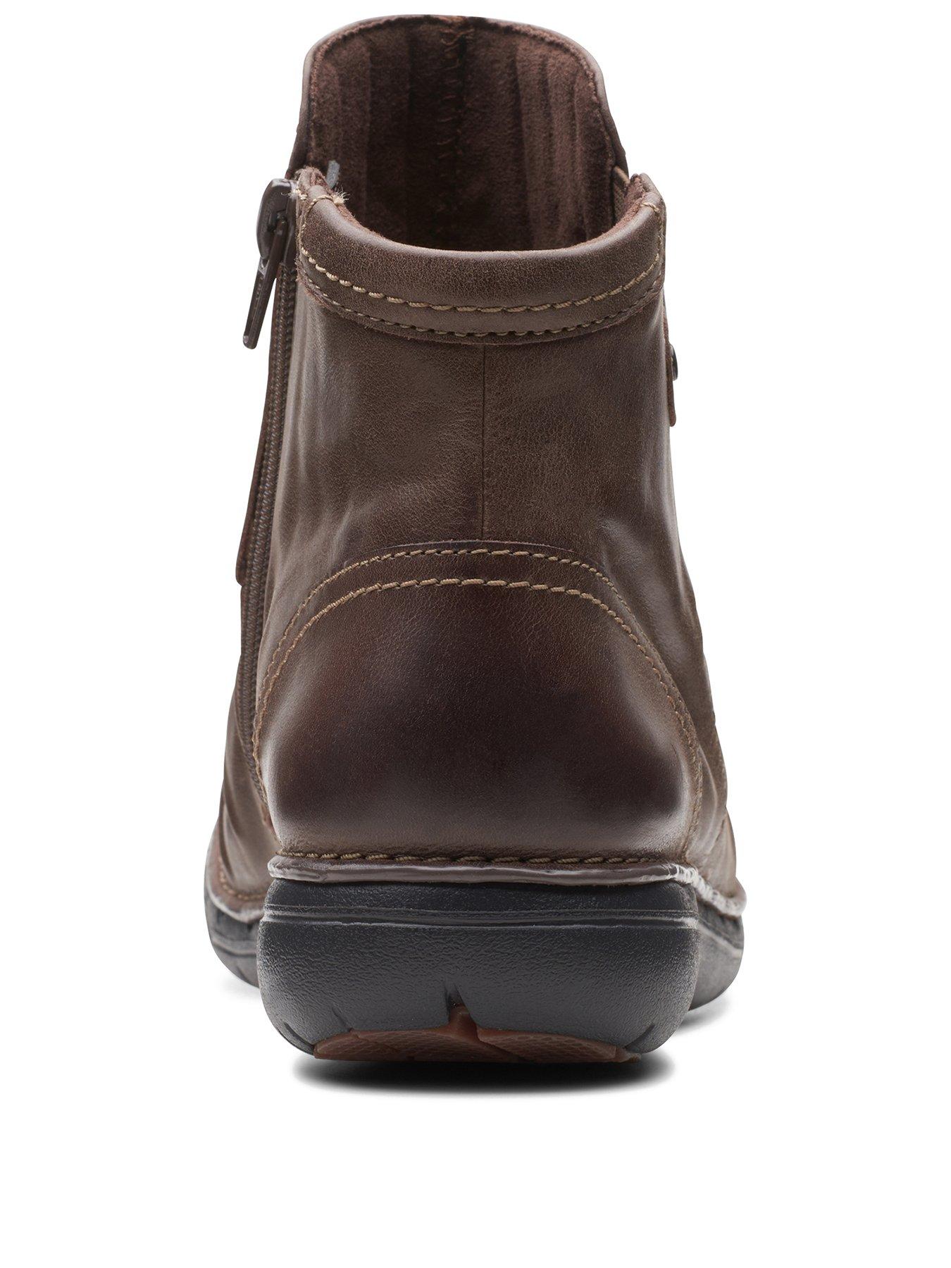 Clarks un loop discount brown