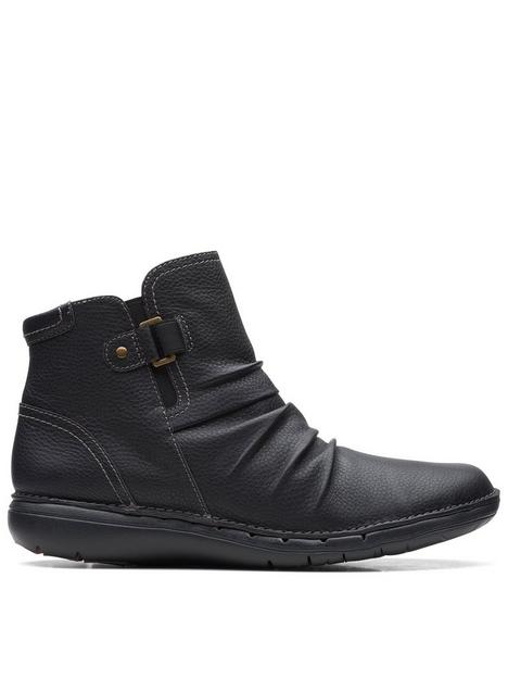 clarks-un-loop-top-leather-ankle-boot-black