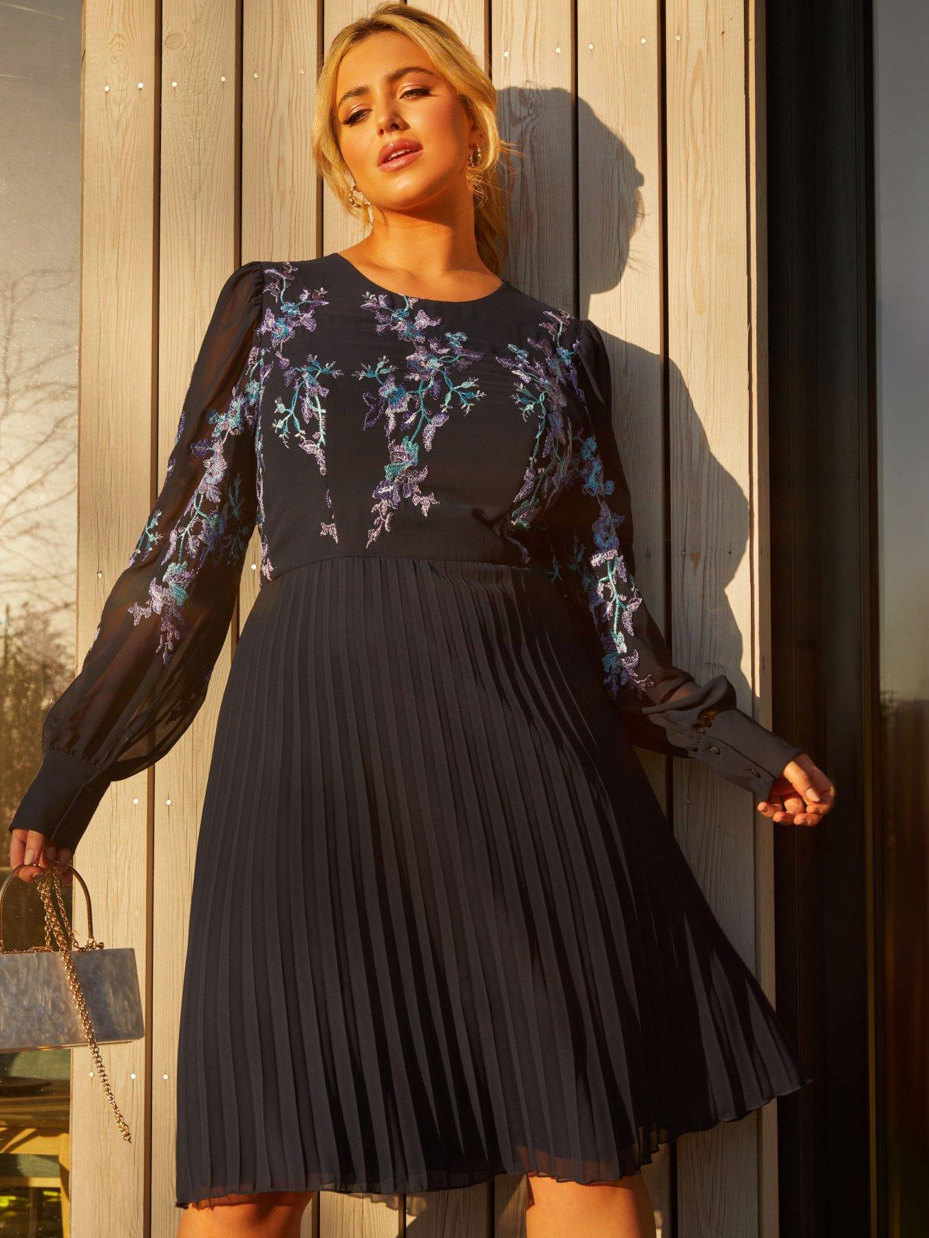 https://media.very.co.uk/i/very/V7QS4_SQ1_0000000048_NAVY_MDf/chi-chi-london-curve-chi-chi-curve-floral-embroidered-pleated-midi-dress-in-navy.jpg?$180x240_retinamobilex2$