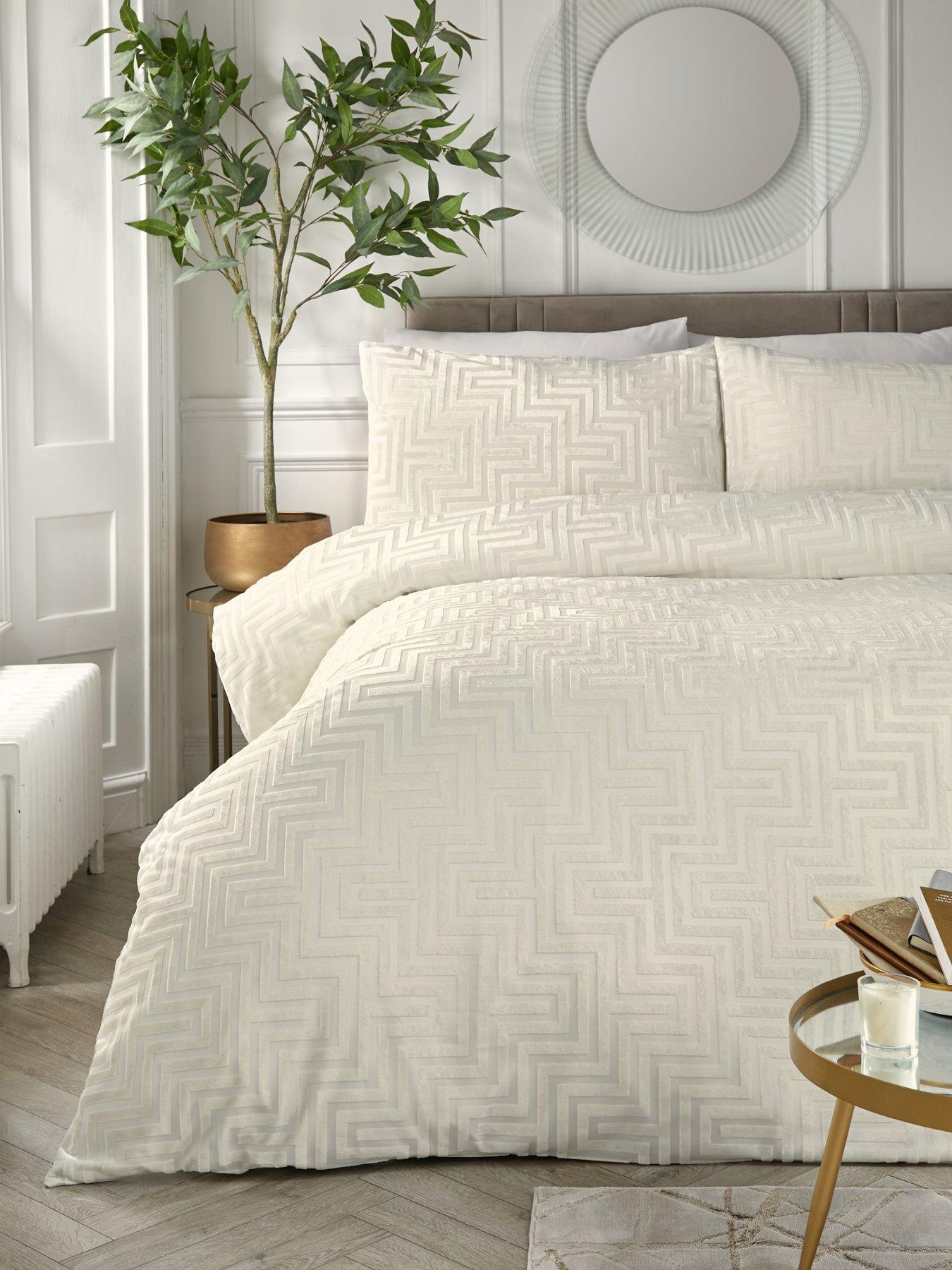 undefined Luxe Cut Greek Key Duvet Cover Set - Cream