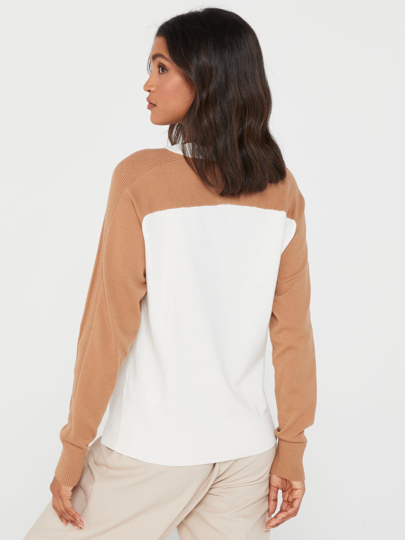 Contrast sleeve outlet jumper