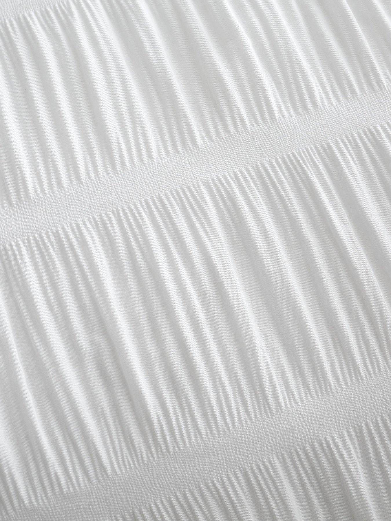 Image 4 of 5 of Catherine Lansfield Seersucker Duvet Cover Set in White