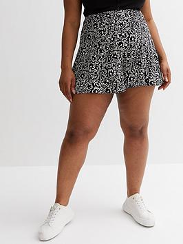 new look curves floral high waist flippy shorts - black