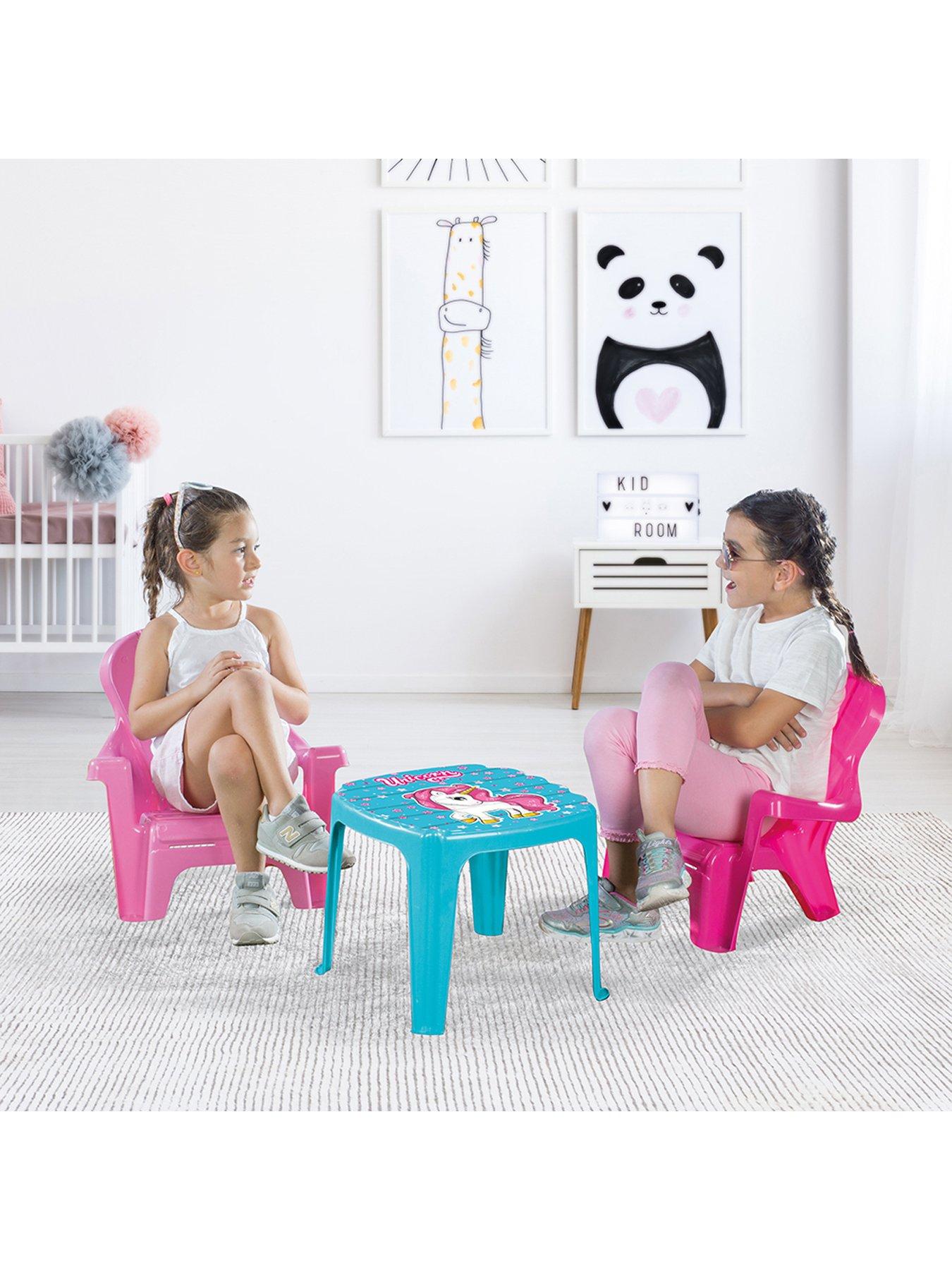 Dolu table and outlet chairs