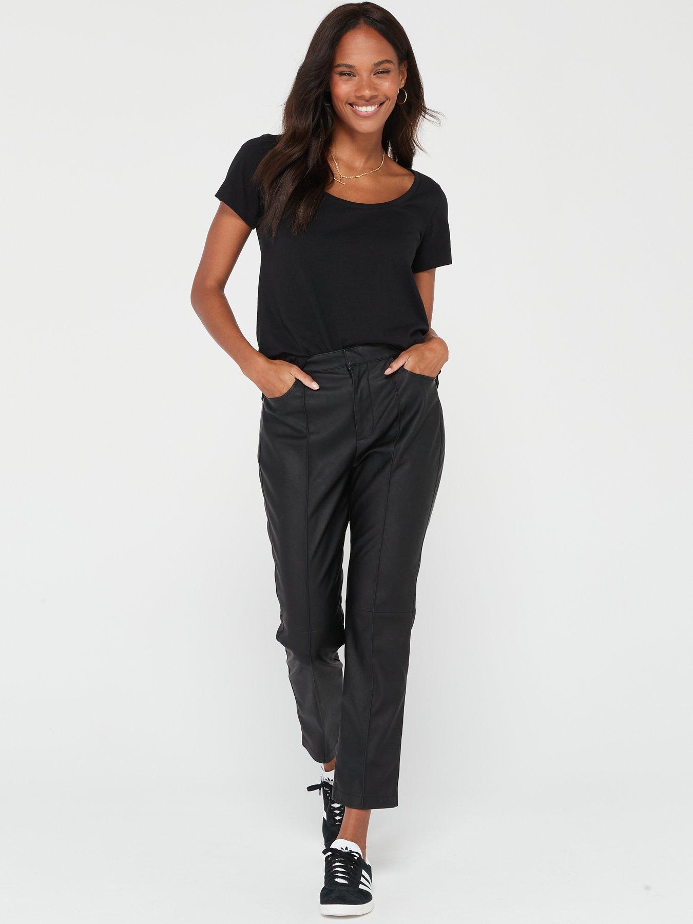 Image 5 of 6 of Everyday The Essential Scoop Neck T-Shirt - Black
