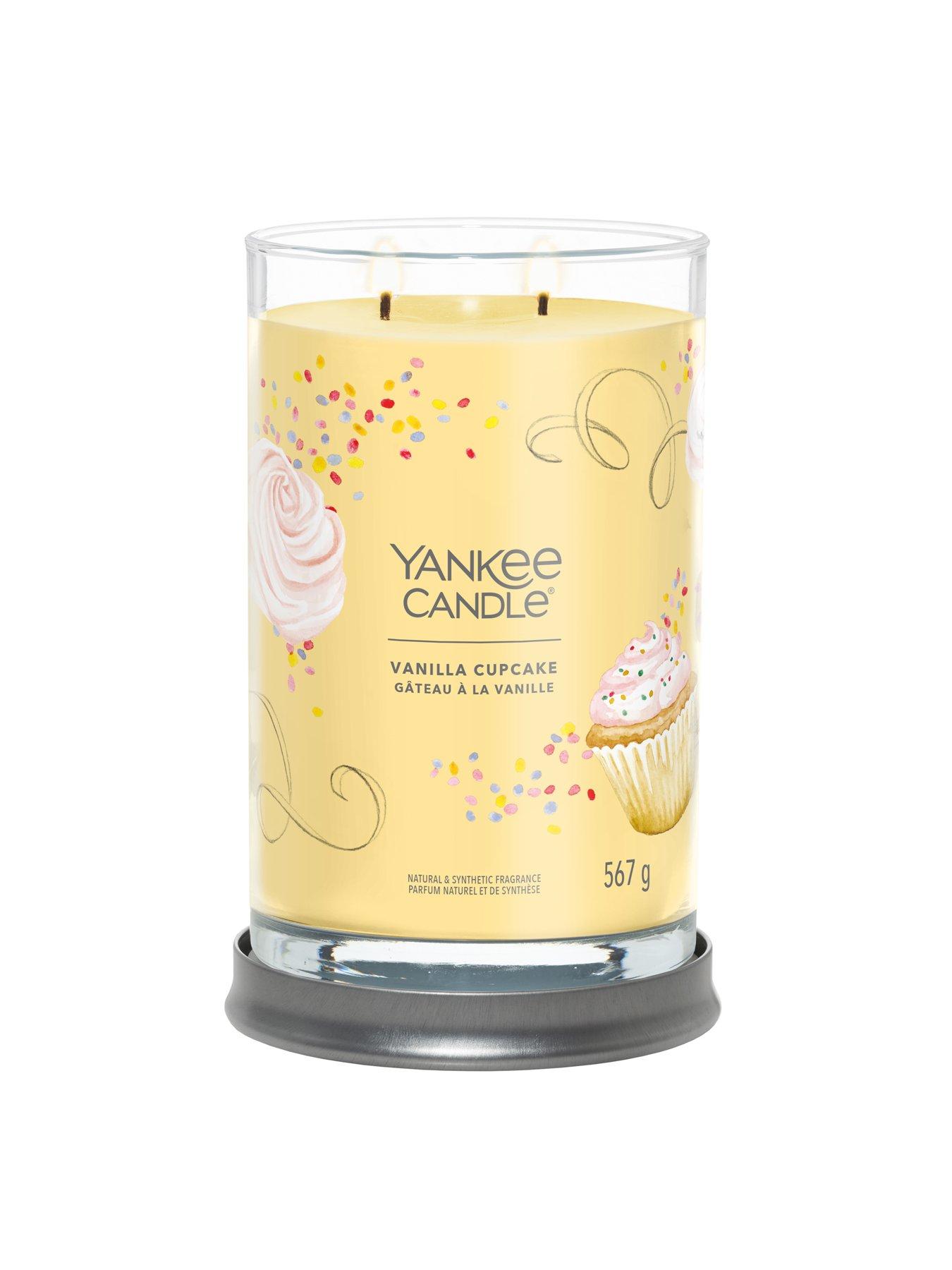 Image 2 of 6 of Yankee Candle Signature Collection Large Tumbler Candle &ndash; Vanilla Cupcake