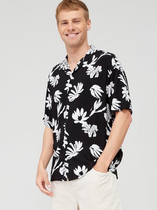 front image of jack-jones-resort-floral-short-sleeve-shirt-black