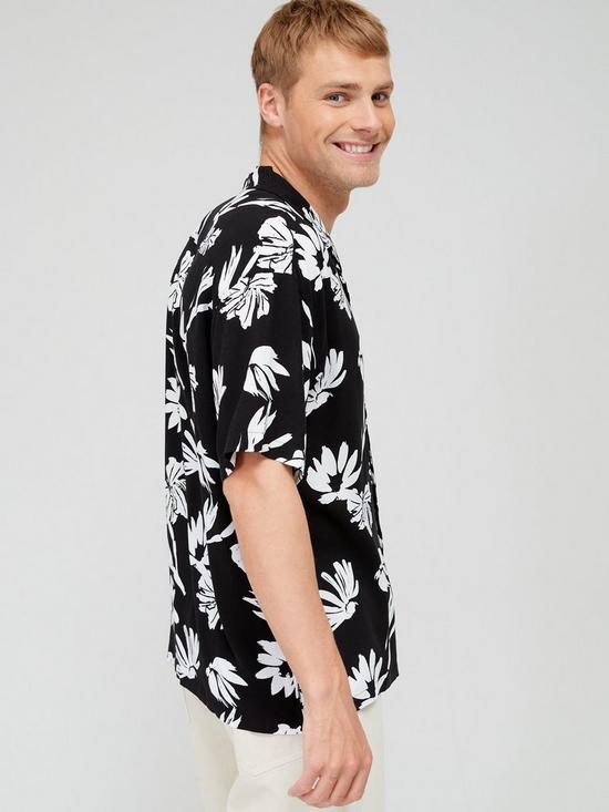 stillFront image of jack-jones-resort-floral-short-sleeve-shirt-black