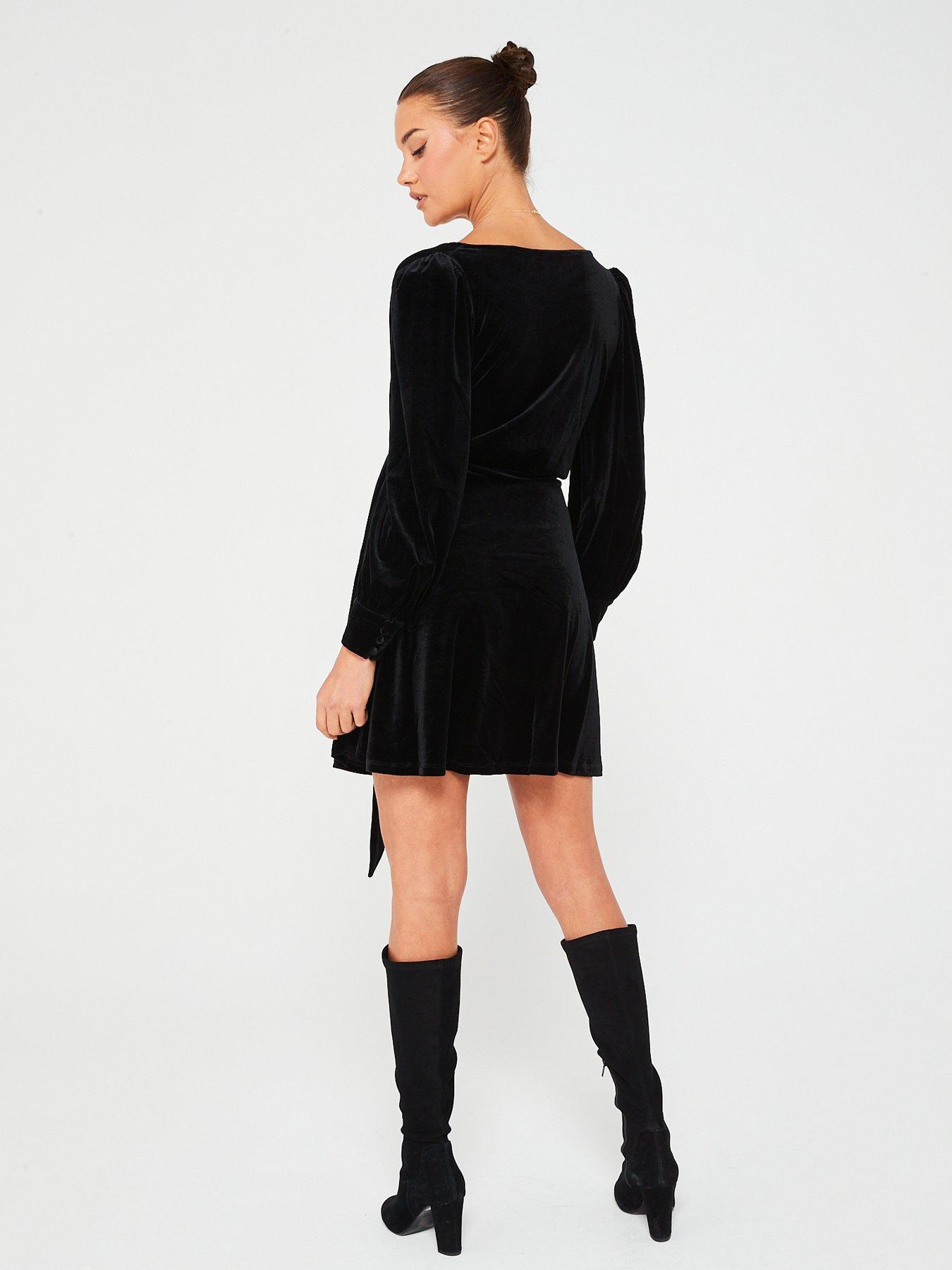 Black velvet skater 2025 dress long sleeve