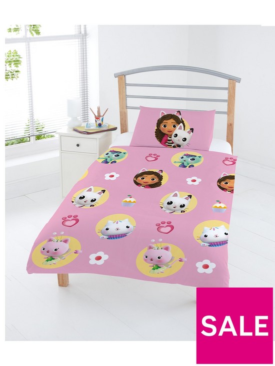front image of gabbys-dollhouse-gabby-and-friends-duvet-cover-set-pink