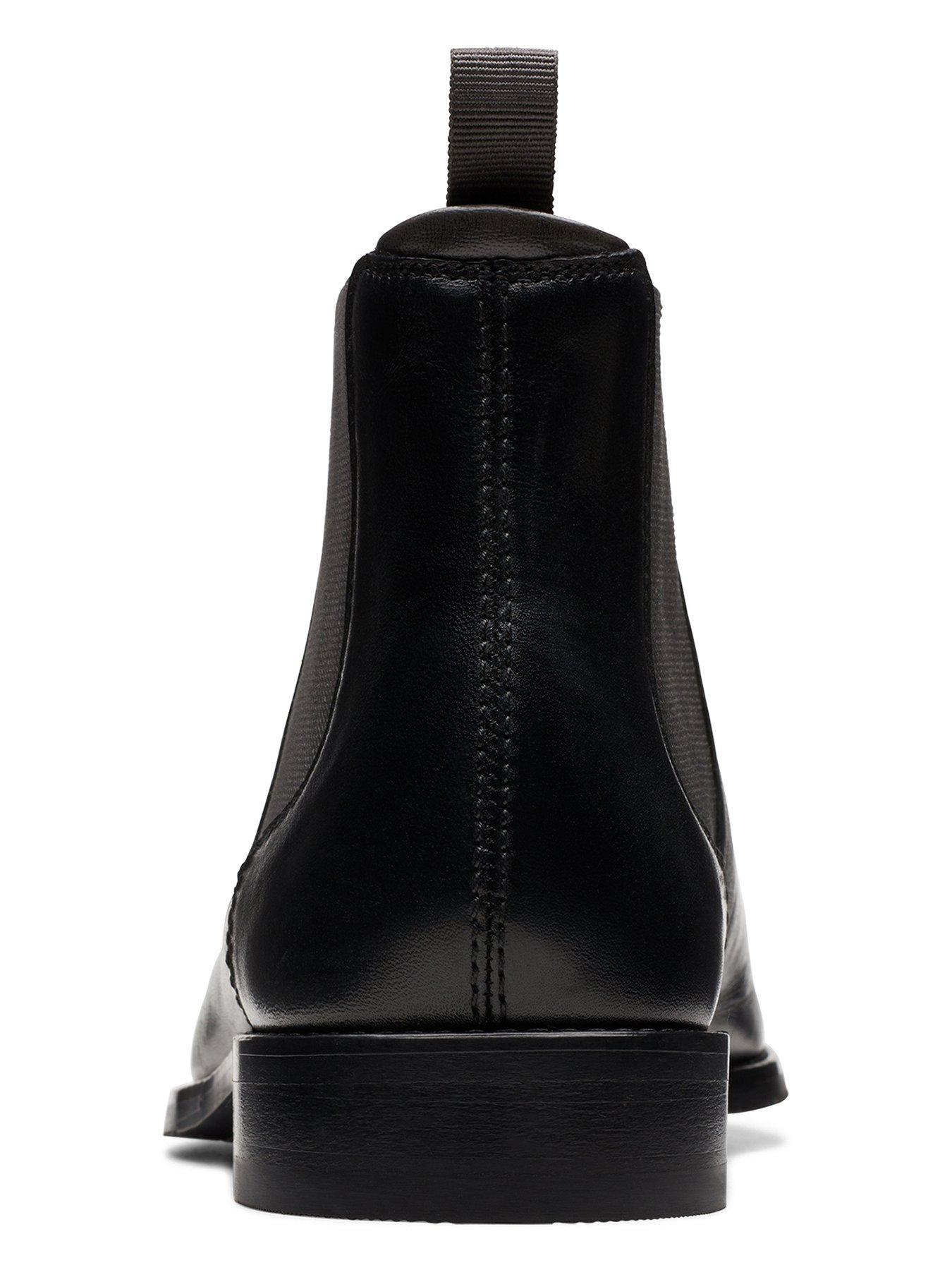 Clarks black chelsea hot sale boots mens