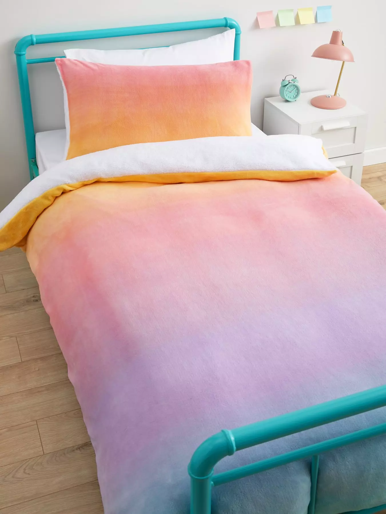 https://media.very.co.uk/i/very/VJI1Z_SQ1_0000000029_MULTI_RSr/very-home-cosy-kids-ombre-fleece-duvet-set-sb-multi.jpg?$180x240_retinamobilex2$&$roundel_very$&p1_img=sale_2017&fmt=webp